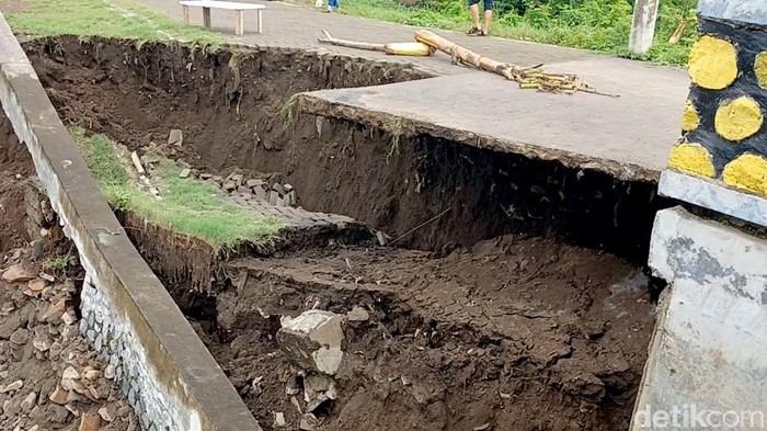 Plengsengan Sungai Welang Pasuruan ambrol Plengsengan Sungai Welang Pasuruan ambrol