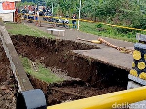 Plengsengan Jembatan Sungai Welang Pasuruan Ambrol, Warga Harus Memutar 3 Km