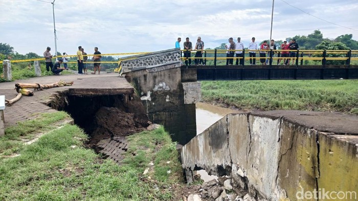 Plengsengan Sungai Welang Pasuruan ambrol