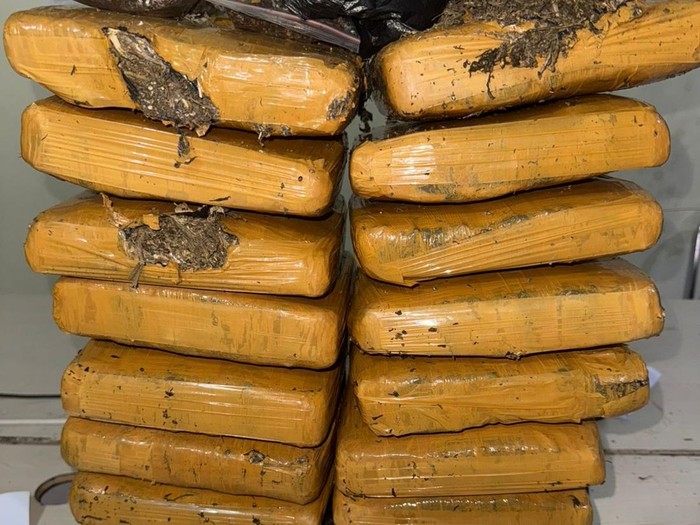 Polisi menyita 14,275 kilogram ganja kering dari kurir di Pangkalpinang.