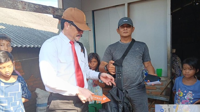 Polisi saat menunjukkan tas tempat mayat bayi tersebut ditemukan. (dok. Polres Pelabuhan Belawan)