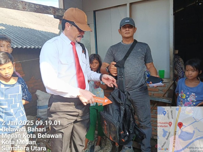 Polisi saat menunjukkan tas tempat mayat bayi tersebut ditemukan. (dok. Polres Pelabuhan Belawan)