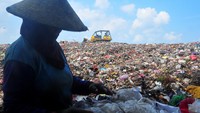 Keterbatasan alat berat hingga kurangnya tenaga kerja pengurai juga menjadi penyebab TPA Tanjungrejo kelebihan kapasitas.