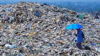 Sejumlah pemulung mencari sampah yang masih berharga di Tempat Pembuangan Akhir (TPA) Tanjungrejo, Jekulo, Kudus, Jawa Tengah, Jumat (3/1/2025).