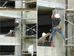 Potret Nekat Kuli Bangunan yang Bikin Meringis, Berani Mati!