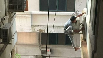 Potret pekerja di Myanmar mencoba membetulkan air conditioner (AC) di lantai 22. Foto: wontfindloveinahole via Bored Panda