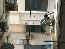 Potret Nekat Kuli Bangunan yang Bikin Meringis, Berani Mati!