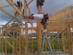 Potret Nekat Kuli Bangunan yang Bikin Meringis, Berani Mati!