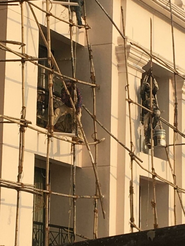 Potret Nekat Kuli Bangunan yang Bikin Meringis, Apa Itu Safety Protocol? Nggak kayak kucing yang nyawanya ada sembilan, manusia harus lebih hati-hati lagi. Jangan sampai abai terhadap keselamatan diri sendiri ya, detikers.