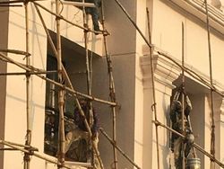 Potret Nekat Kuli Bangunan yang Bikin Meringis, Berani Mati!