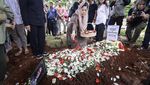 Potret Pemakaman Mantan Ketua Dewan Pers Atmakusumah Astraatmadja