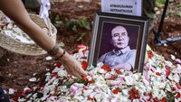 Atmakusumah Astraatmadja merupakan Ketua Dewan Pers pertama, sejak Mei 2000 sampai Agustus 2003. Ia kini pengajar Lembaga Pers Dr. Soetomo (LPDS), pusat pendidikan dan pelatihan jurnalistik praktis di Jakarta, sejak 1992 sampai sekarang, dan anggota Dewan Pakar LPDS sejak Maret 2003.