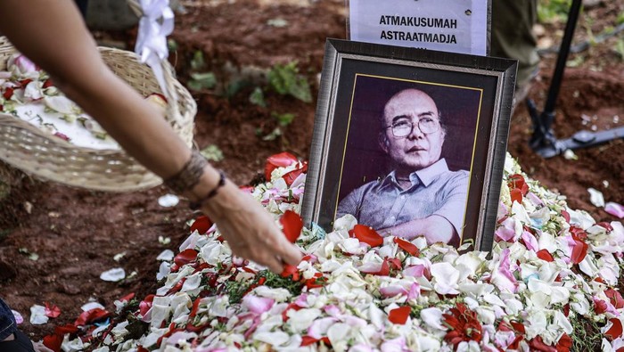 Kerabat menaburkan bunga di atas makam tokoh pers Atmakusumah Astraatmadja usai prosesi pemakaman di TPU Kebon Nanas, Jakarta, Jumat (3/1/2025). Atmakusumah Astraatmadja wafat pada hari Kamis (2/1/2025) pukul 13.05 WIB di Rumah Sakit Cipto Mangunkusumo (RSCM) Kencana pada usia 86 tahun. ANTARA FOTO/Dhemas Reviyanto/aww.