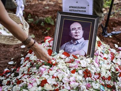 Potret Pemakaman Mantan Ketua Dewan Pers Atmakusumah Astraatmadja