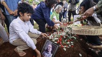 Keluarga menaburkan bunga di atas makam tokoh pers Atmakusumah Astraatmadja usai prosesi pemakaman di TPU Kebon Nanas, Jakarta, Jumat (3/1/2025).