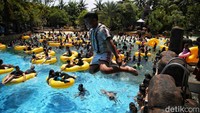 Wahana bermain air paling banyak diminati pengunjung, terutama anak-anak.