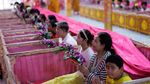 Potret Warga Thailand Berdoa dalam Peti Mati untuk Keberuntungan Tahun Baru