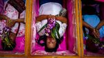 Potret Warga Thailand Berdoa dalam Peti Mati untuk Keberuntungan Tahun Baru