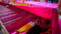 Tampak umat khidmat dalam berdoa untuk tahun baru yang lebih baik.