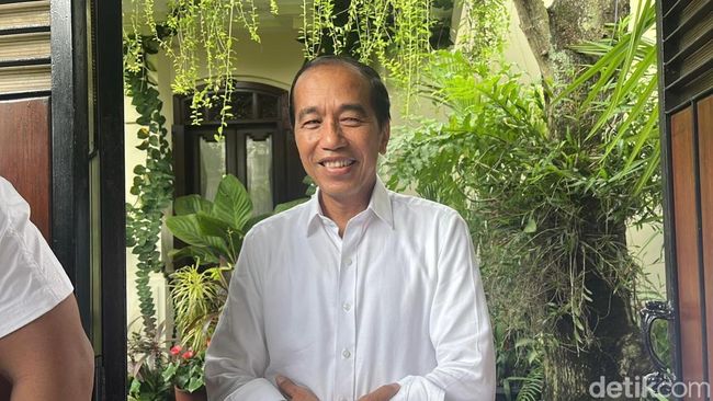Presiden ke-7 RI Jokowi di rumah pribadinya di Sumber, Kota Solo, Jumat (3/1/2025).