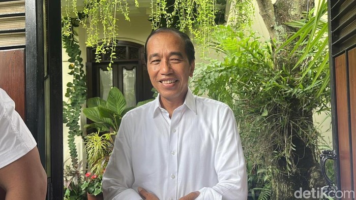 Presiden ke-7 RI Jokowi di rumah pribadinya di Sumber, Kota Solo, Jumat (3/1/2025).