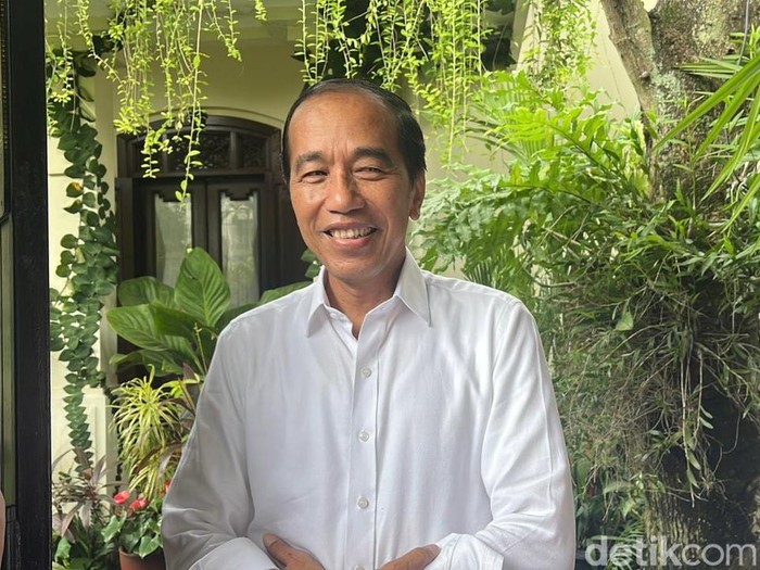Presiden ke-7 RI Jokowi di rumah pribadinya di Sumber, Kota Solo, Jumat (3/1/2025).
