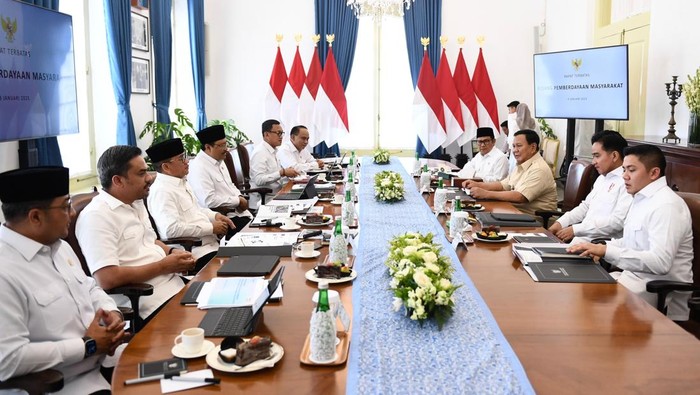Presiden Prabowo Subianto menggelar rapat koordinasi (rakor) bersama sejumlah menteri teknis di bawah Kemenko Bidang Pemberdayaan Masyarakat di Istana Bogor, Jawa Barat, hari ini. Foto: Dok Setpres RI.