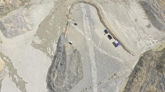 In this undated photo provided by the University of Birmingham on Thursday, Jan. 2, 2025, work underway as five extensive trackways that formed part of a “dinosaur highway” are uncovered, at Dewars Farm Quarry in Oxfordshire, England. (University of Birmingham via AP)