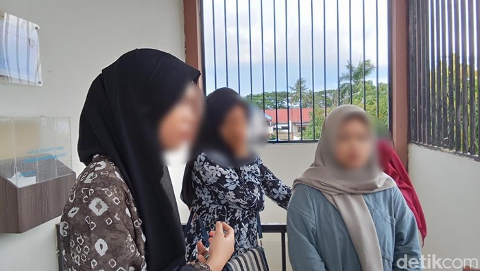 Regina Wulan Sari (24) dkk lapor polisi usai ditipu loker anak BUMN yang dijanjikan tanpa tes dengan kerugian Rp 25 juta.