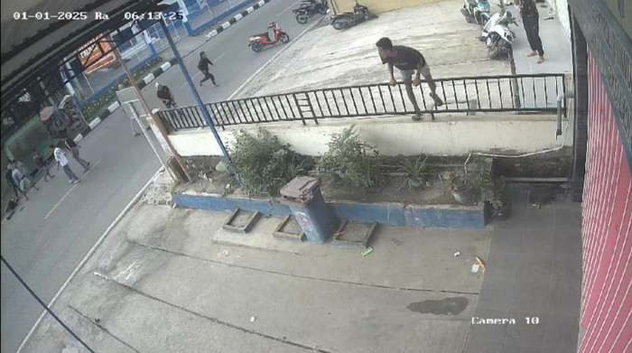 Rekaman CCTV perkelahian yang berujung penikamam terhadap warga yang hendak melerai di Kecamatan Atambua Selatan, Kabupaten Belu, NTT, Rabu (1/1/2025).