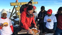 Pizza Hut Africa dan Yum! Brands memecahkan rekor untuk pengantaran pizza tertinggi. Pizza yang baru matang diantar langsung ke puncak Gunung Kilimanjaro setinggi 5.897 meter di atas permukaan laut. Foto: Guinness Book of World Records