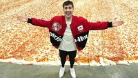 YouTuber asal Amerika Serikat bernama Airrack bereksperimen membuat pizza terbesar. Hasilnya ia mencatatkan namanya untuk pizza terbesar berukuran 1.296 meter persegi. Foto: Guinness Book of World Records