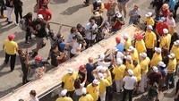Berusaha mengalahkan rekor sebelumnya, ada pizza terpanjang yang dibuat oleh beberapa komunitas. Berlokasi di Fontana, Amerika Serikat pizza sepanjang 1.930 meter menjadi pemecah rekor dari yang sebelumnya. Foto: Guinness Book of World Records