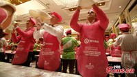 Di Shanghai, pada 2015, sebanyak 511 orang dikumpulkan untuk memutar adonan pizza. Sampai-sampai dinobatkan sebagai rekor dunia memutar pizza terbanyak dalam waktu bersamaan. Foto: Guinness Book of World Records