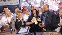 Chef spesialis Neapolitan pizza ini punya aksi yang nekat. Pada 2018, sebanyak 60 chef pizza membuat pizza goreng khas Neapolitan sepanjang 7,15 meter. Foto: Guinness Book of World Records