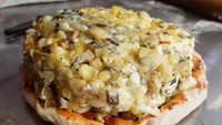 Chef Perancis bernama Benoit Bruel dan Fabien Montellanico berkolaborasi memecahkan rekor dunia terbaru. Keduanya mencatatkan sejarah melalui pizza topping keju terbanyak hingga 1001 jenis. Foto: Guinness Book of World Records