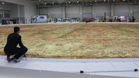 Gabungan chef pizza profesional ini membuat gebrakan berupa pizza bebas gluten terbesar di dunia. Pada 2021 mereka mencatatkan nama untuk pizza bebas gluten berukuran 1.262 meter persegi. Foto: Guinness Book of World Records