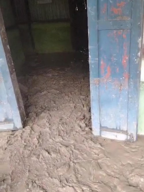 Salah satu rumah warga di Desa Linamnutu, Kecamatan Amanuban Selatan, Kabupaten TTS, NTT, tertimbun material lumpur akibat banjir. (Dok. BPBD TTS).