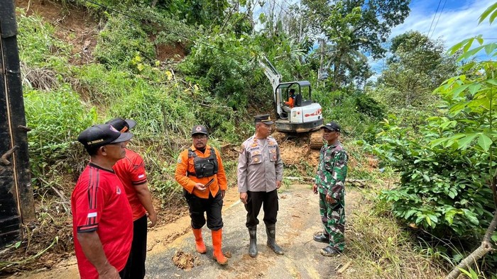 Salah satu titik longsor di Trenggalek yang menutup akses utama antarkecamatan.
