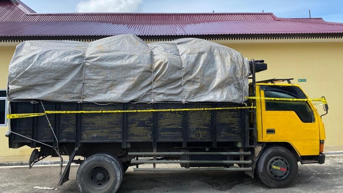 Salah satu truk yang digunakan mengangkut pasti timah ilegal.