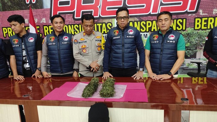 Sat Narkoba Polres Pagar Alam mengamankan pria membawa 1 kg ganja di jok motor.