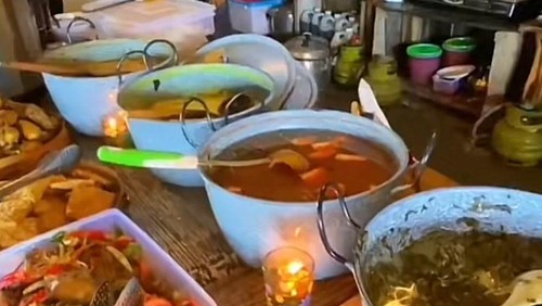 Sejumlah hidangan di Warung Joghlo Tepi Sawah, Denpasar, Bali. (TikTok @Kuliner Bali Info)