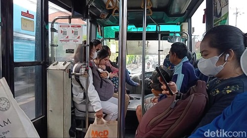 Sejumlah penumpang menikmati perjalanan di dalam bus Trans Sarbagita jurusan Politeknik Negeri Bali-GWK, Jumat (3/1/2025). (Foto:Aryo Mahendro/detikBali)