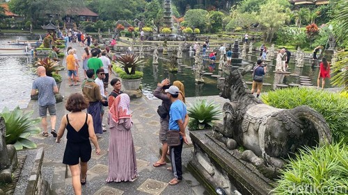 Sejumlah wisatawan mengunjungi objek wisata Taman Tirta Gangga, Karangasem, Bali, Kamis (2/1/2025). (Foto: I Wayan Selamat Juniasa/detikBali)
