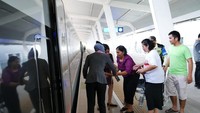 Dari 48 jadwal Whoosh yang beroperasi selama masa Natal dan Tahun Baru 2025, terdapat sebanyak 20 perjalanan Whoosh yang berhenti di Stasiun Karawang dengan rincian 10 keberangkatan menuju Stasiun Halim dan 10 keberangkatan menuju Stasiun.
