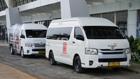 Untuk memudahkan aksesibilitas, Stasiun Karawang dilengkapi dengan berbagai fasilitas intermoda seperti taksi konvensional dan online, serta shuttle bus gratis dari dan menuju The Grand Outlet serta Summarecon Villaggio Outlets. Shuttle bus gratis ini bisa dimanfaatkan oleh seluruh penumpang Whoosh hanya dengan menunjukkan tiket Whoosh.