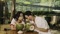 Malam-malam di GBK, Gisel ditemani sang putri, Gempita, minum es kelapa dengan pemandangan kota Jakarta. Foto: Instagram @gisel_la
