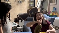 Tak hanya kulineran di luar saja, tapi Gisel yang merupakan penggemar durian sempat lomba makan durian di rumahnya. Foto: Instagram @gisel_la