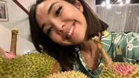 Tak pernah absen makan durian, Gisel memang penggemar durian sejati nih. Foto: Instagram @gisel_la