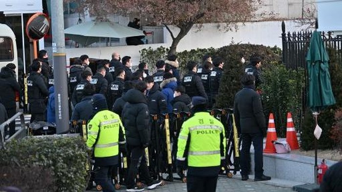 Anti-corruption investigators arrive at the residence of South Koreas impeached President Yoon Suk Yeol in Seoul on January 3, 2025. South Korean investigators arrived outside the presidential residence early Friday seeking to arrest Yoon Suk Yeol, with the impeached leaders die-hard supporters massing outside to protect him, AFP reporters saw. Cars carrying investigators probing Yoons short-lived declaration of martial law drove up to his residence in central Seoul, which was surrounded by a heavy police presence, AFP saw. Yoon would become the first sitting president in South Korean history to be arrested. (Photo by JUNG Yeon-je / AFP)